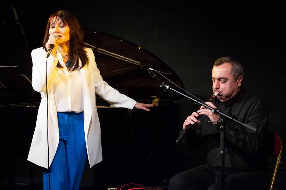 Illustration. Art Base, Bruxelles. Nara Noian (voix, piano) & Vardan Hovarissian (duduk). « Oriental Express ». 2023-02-02